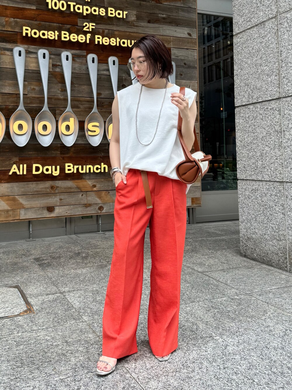 オレンジ系のその他パンツ、ホワイト系のスウェット、ブラウン系のショルダーバッグを着用したレディースの夏コーディネートの9枚目の写真