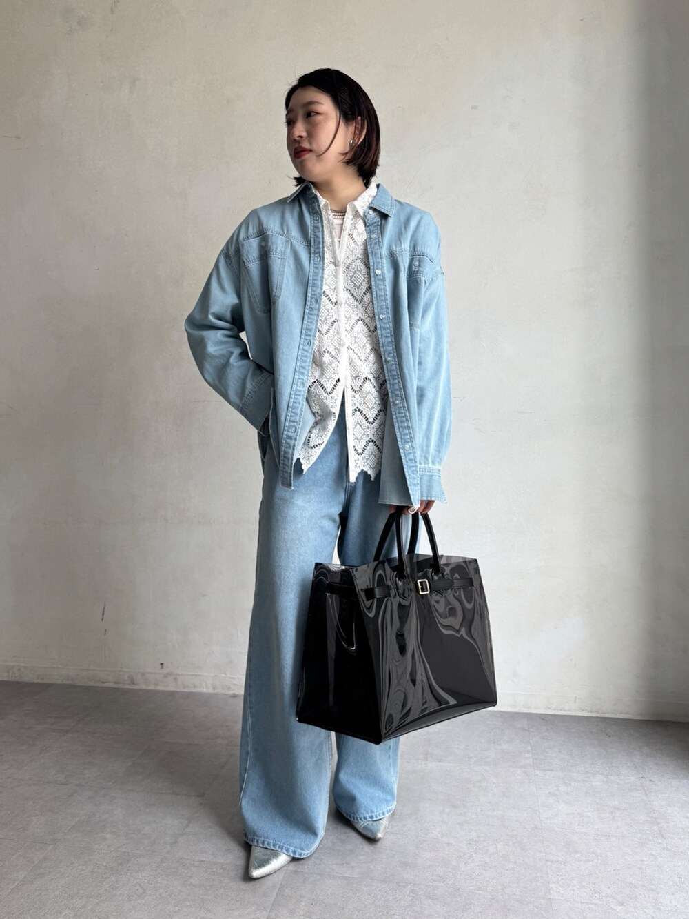 ブルー系のデニムパンツ、ブルー系のシャツ/ブラウス、ホワイト系のシャツ/ブラウスを着用したレディースの冬コーディネートの2枚目の写真