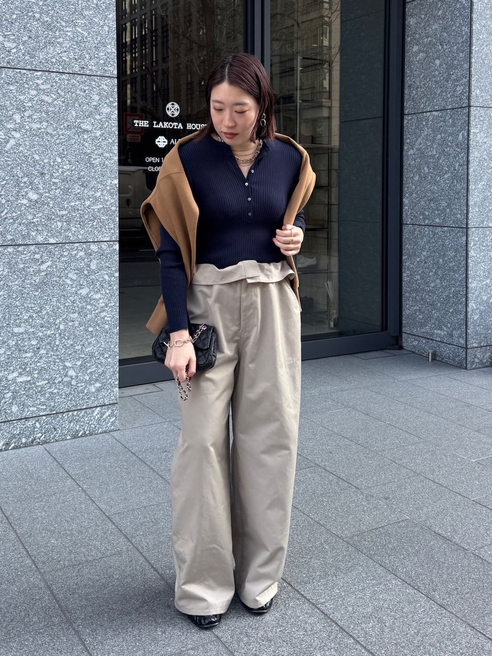 ベージュ系のその他パンツ、ブルー系のニット/セーター、イエロー系のスウェットを着用したレディースの冬コーディネートの5枚目の写真