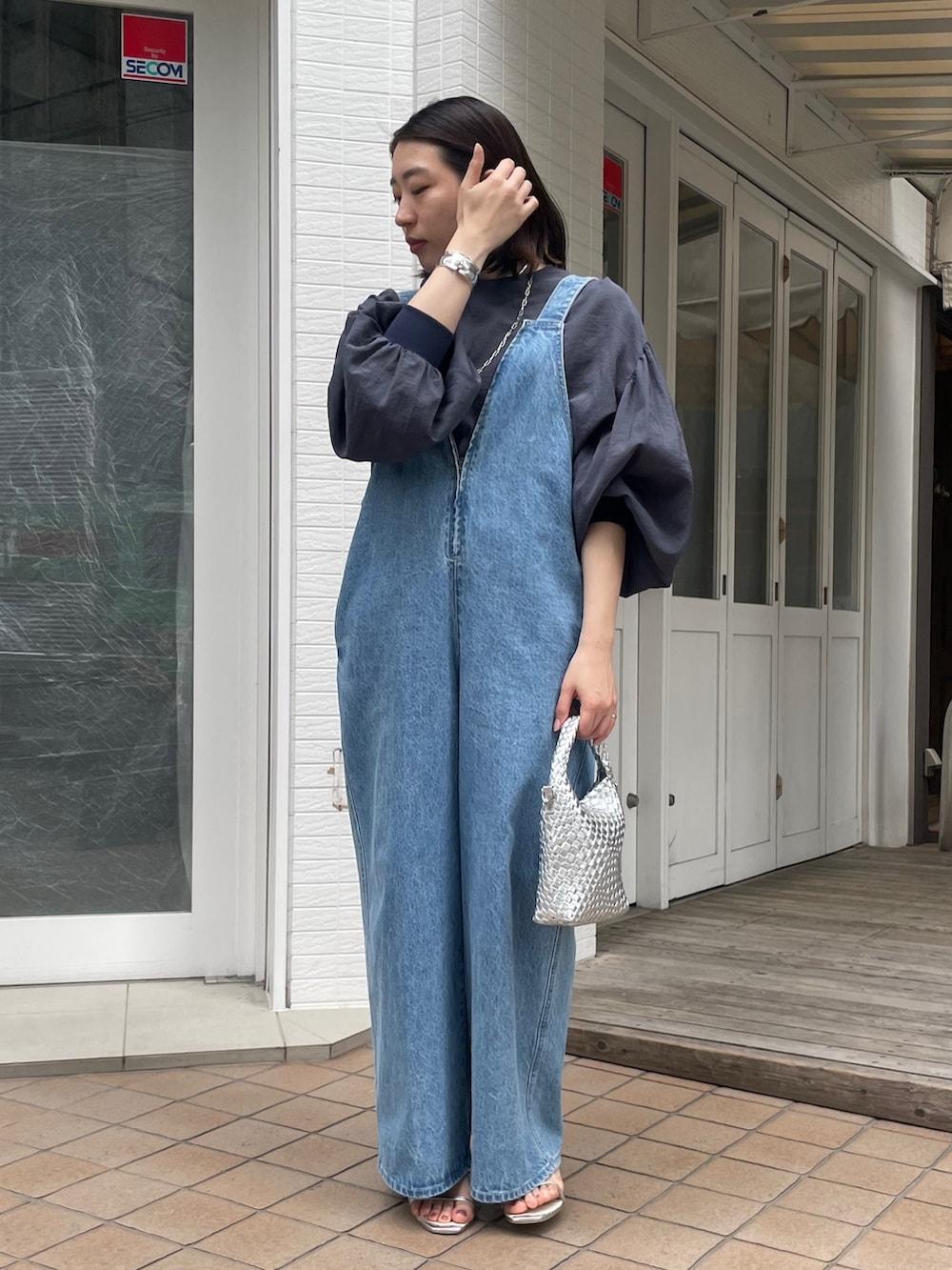 ブルー系のシャツ/ブラウス、ブルー系のサロペット/オーバーオール、シルバー系のショルダーバッグを着用したレディースの春コーディネートの2枚目の写真