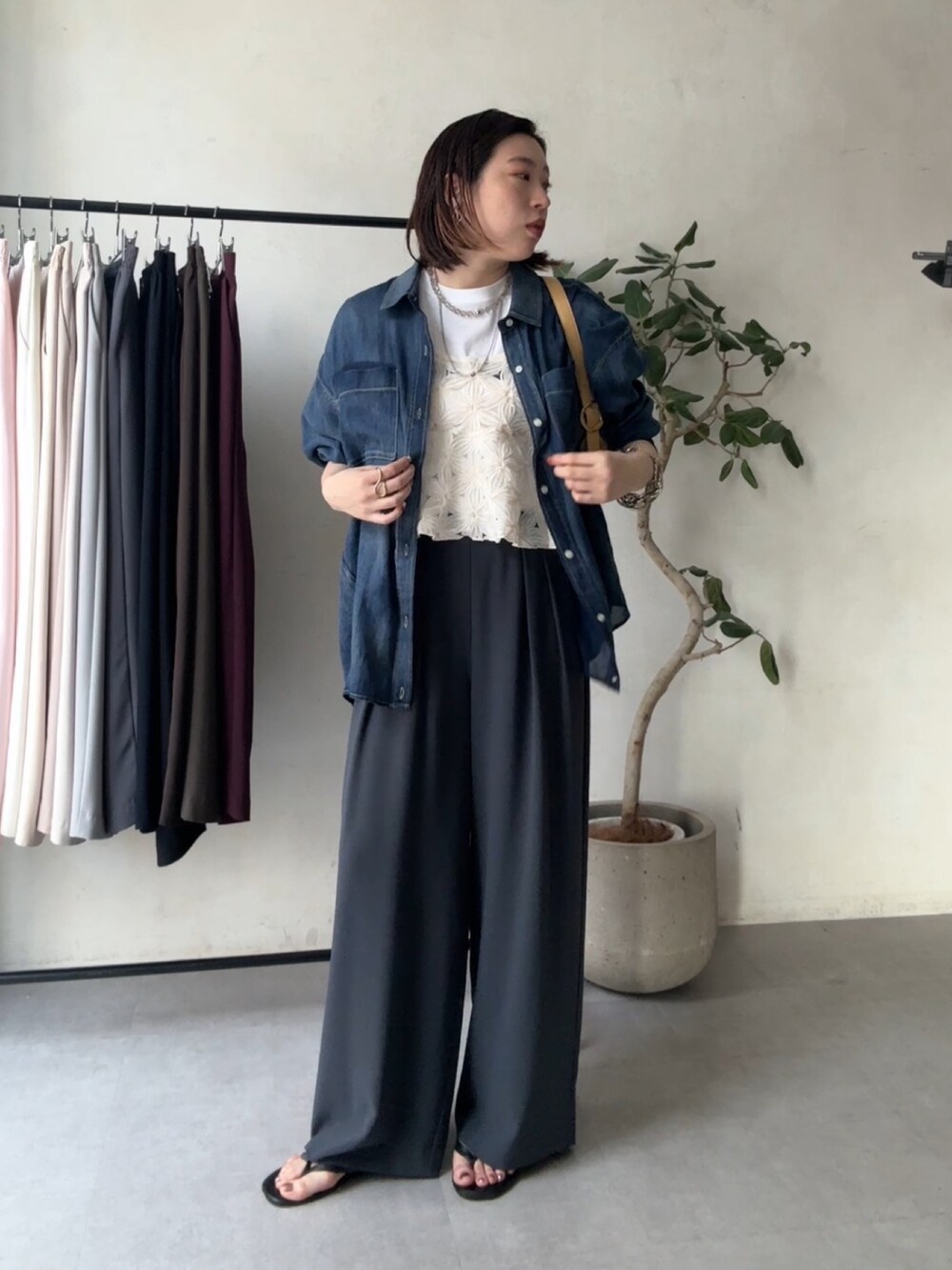 グレー系のスラックス、ブルー系のシャツ/ブラウス、ホワイト系のシャツ/ブラウスを着用したレディースの春コーディネートの4枚目の写真