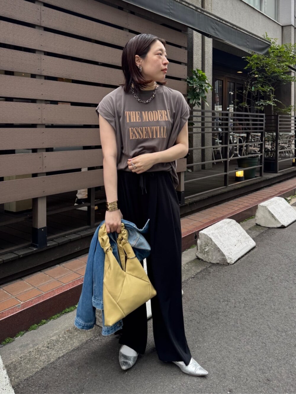 ブルー系のその他アウター、ブラウン系のTシャツ/カットソー、ブラック系のその他パンツを着用したレディースの春コーディネートの7枚目の写真