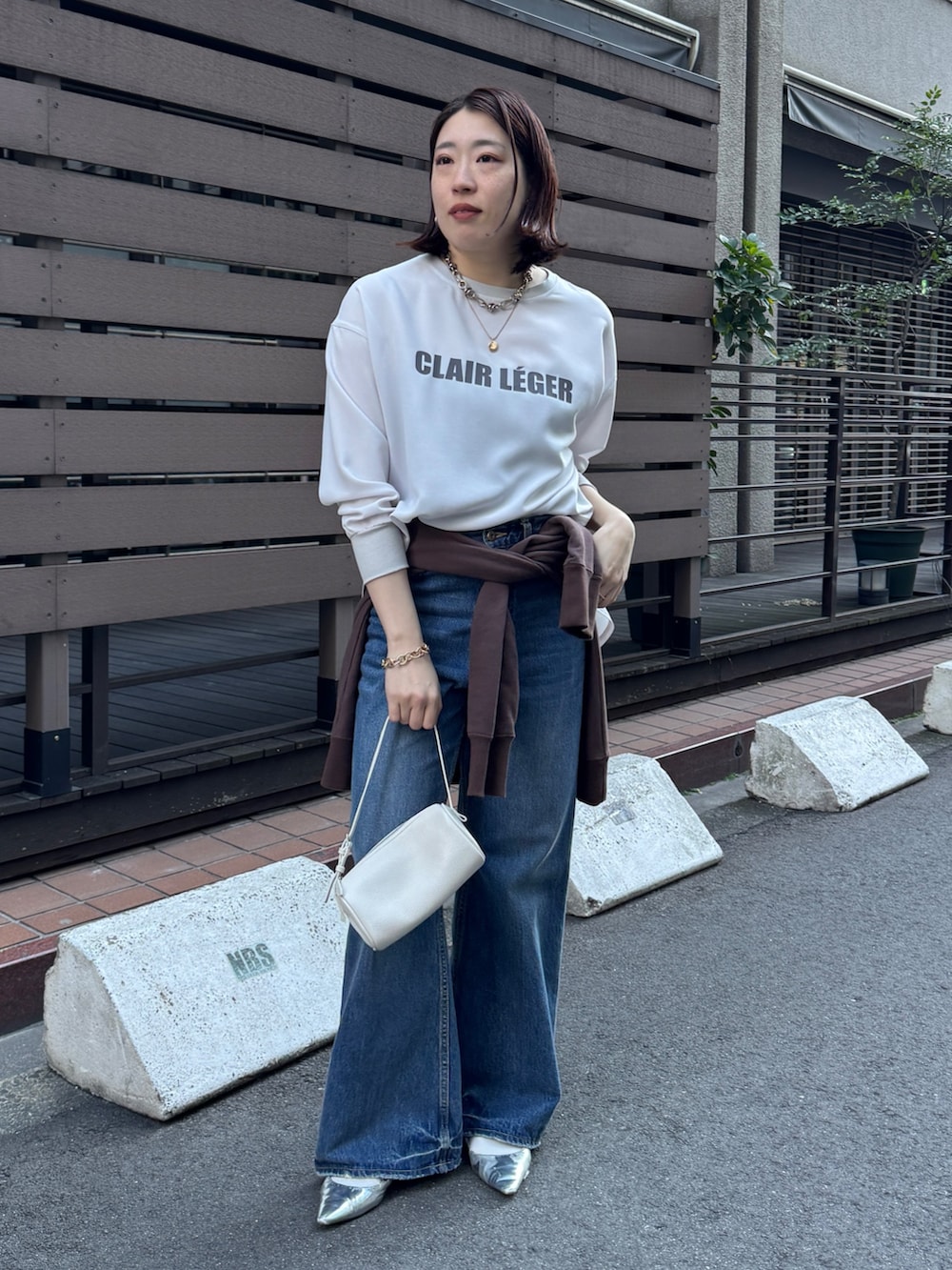 グレー系のシャツ/ブラウス、ブルー系のデニムパンツ、ブラウン系のスウェットを着用したレディースの冬コーディネートの3枚目の写真