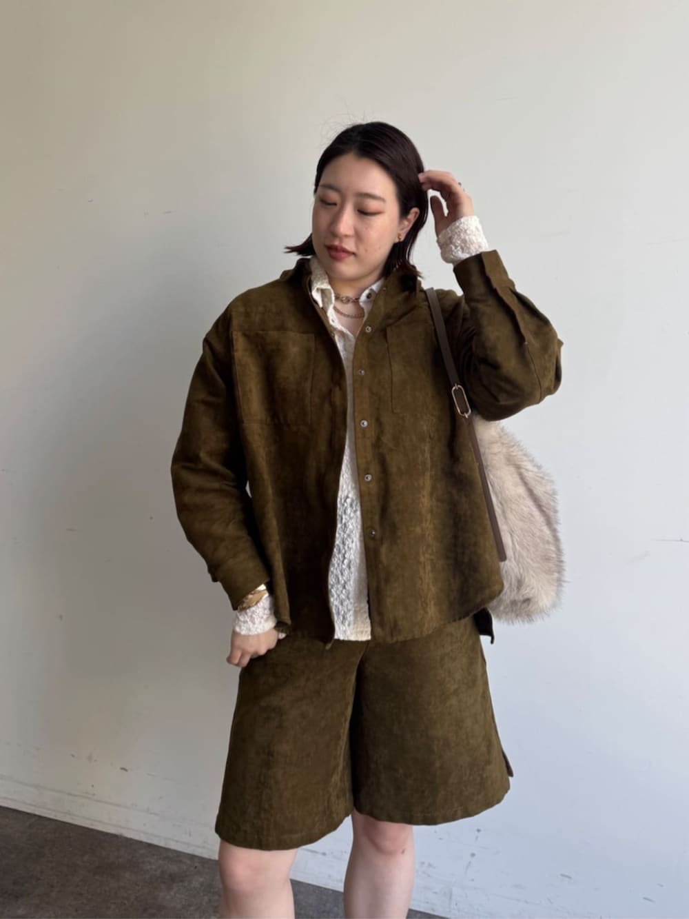 ホワイト系のシャツ/ブラウス、グリーン系のその他アウター、グリーン系のその他パンツを着用したレディースの秋コーディネートの6枚目の写真