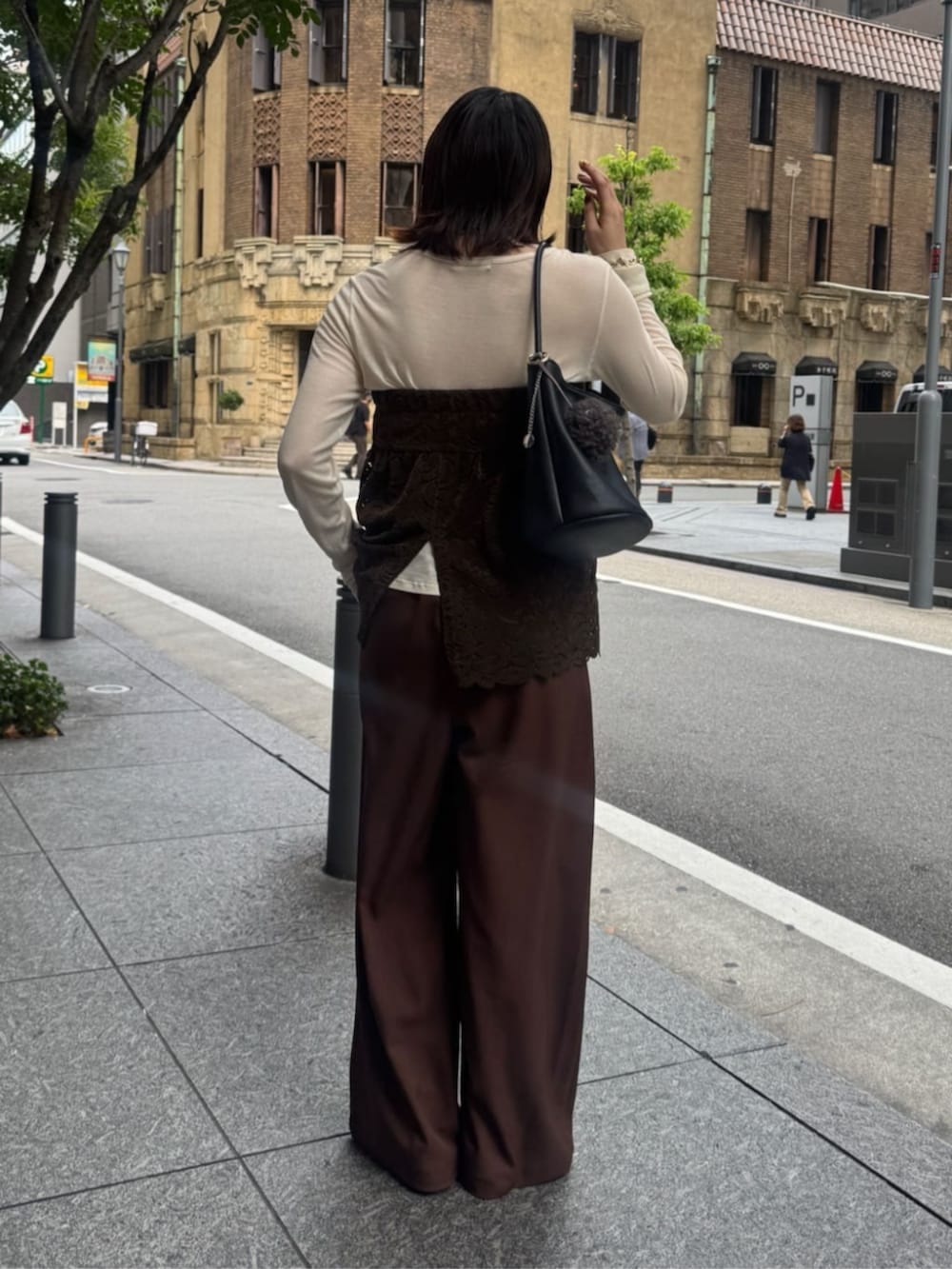 ホワイト系のTシャツ/カットソー、ブラック系のショルダーバッグ、ブラウン系のその他パンツを着用したレディースの秋コーディネートの4枚目の写真