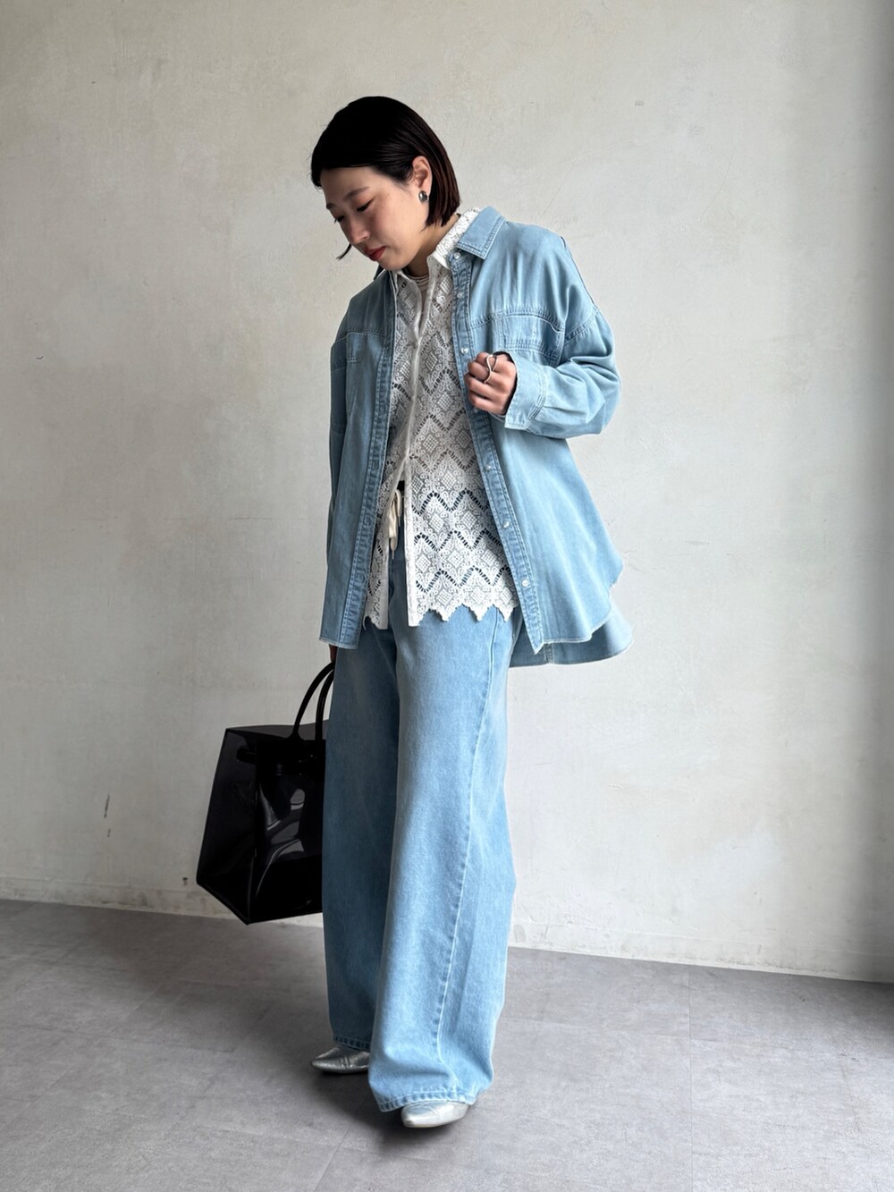 ブルー系のデニムパンツ、ブルー系のシャツ/ブラウス、ホワイト系のシャツ/ブラウスを着用したレディースの冬コーディネートの4枚目の写真