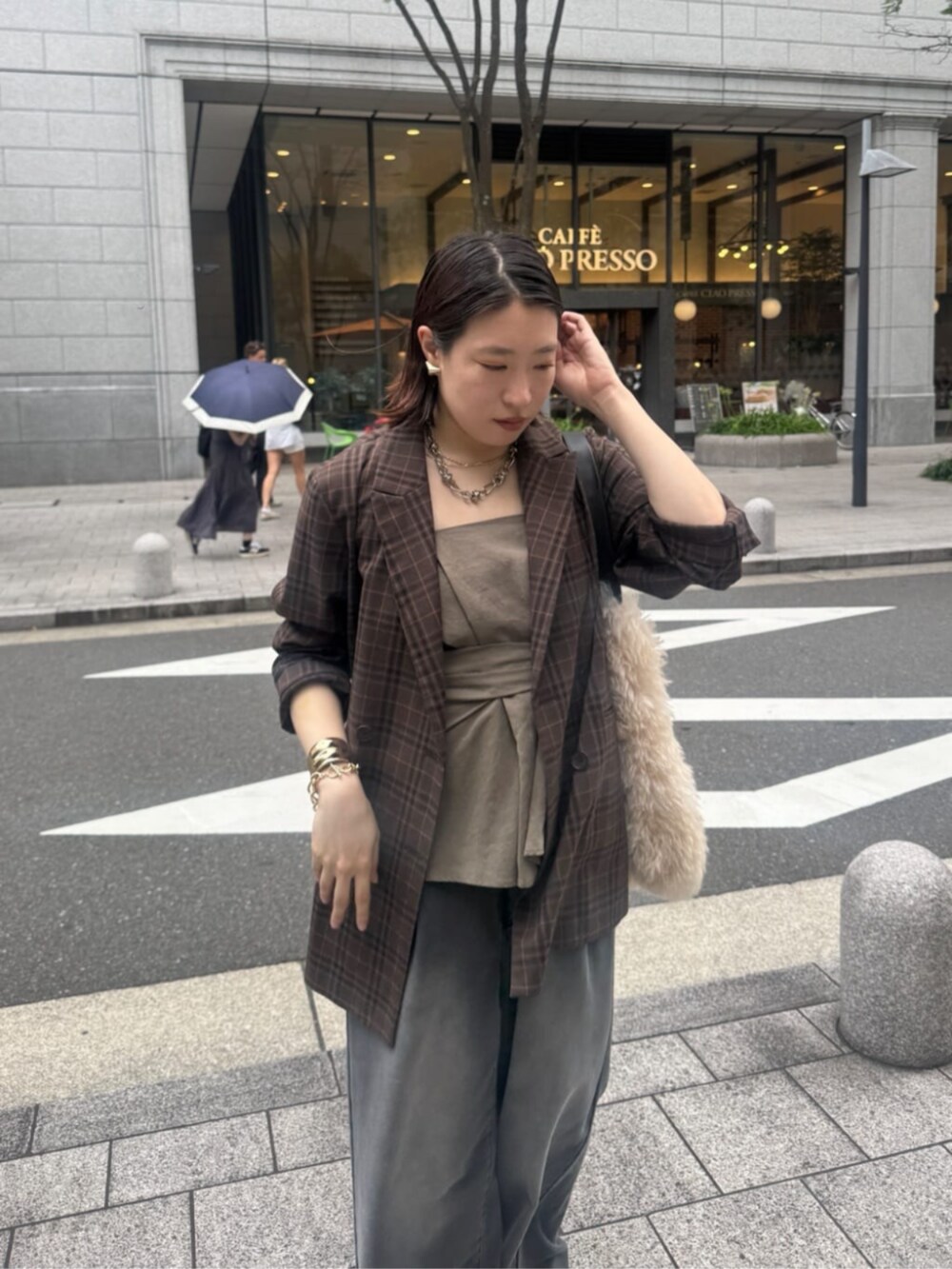 グリーン系のシャツ/ブラウス、ブラック系のその他パンツ、ブラウン系のテーラードジャケットを着用したレディースの秋コーディネートの2枚目の写真