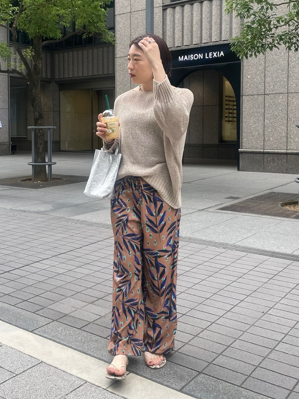 イエロー系のその他パンツ、ベージュ系のニット/セーター、シルバー系のショルダーバッグを着用したレディースの夏コーディネートの2枚目の写真