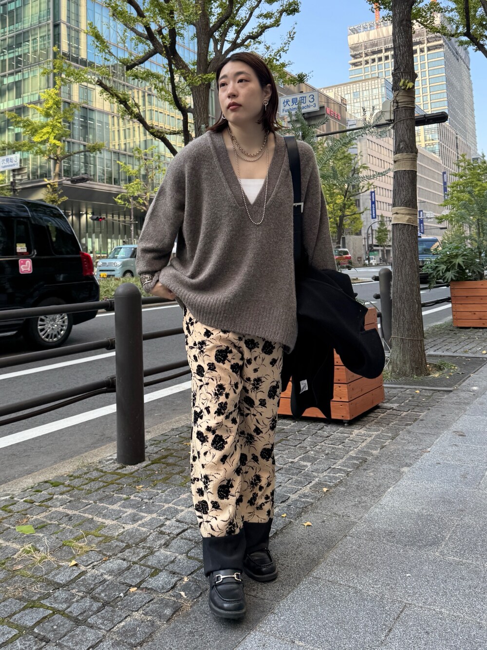 ホワイト系のその他アウター、ベージュ系のニット/セーター、ベージュ系のその他パンツを着用したレディースの秋コーディネートの7枚目の写真