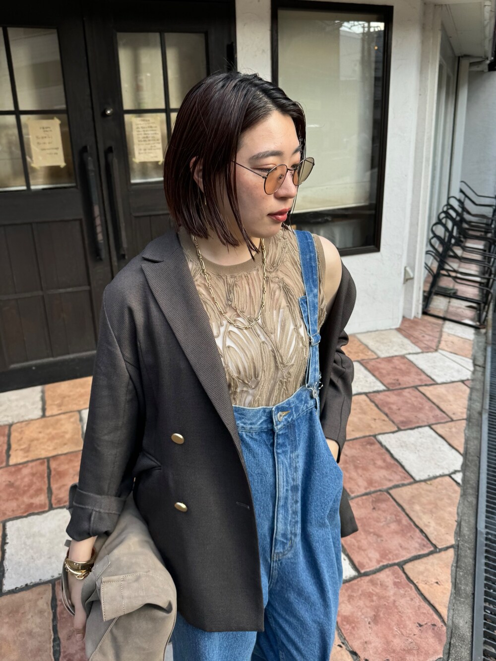 「カーキ、ジャケット、サロペット、デニム、デニムコーデ、刺繍、シアートップス、透け感、秋コーデ、夏コーデ、秋服、夏服、おしゃ見えテクニック、大人カジュアルコーデ、カジュアルコーデ」｜「DouDouのデニムサロペット（サロペット/オーバーオール、ブルー系）」を使った、yuさん（レディース・162cm）の夏コーディネートの3枚目の写真