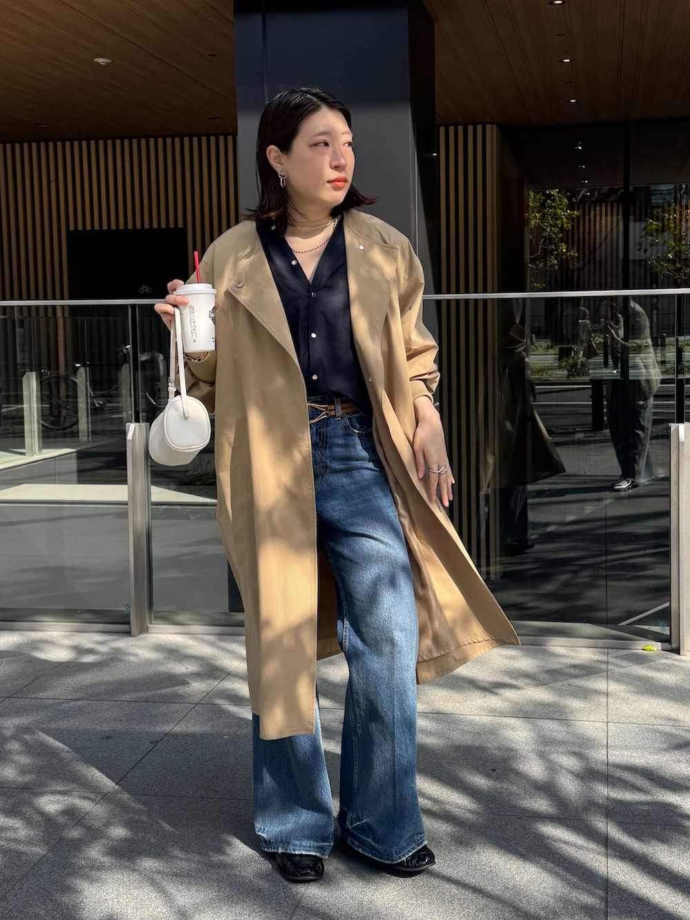 ブルー系のデニムパンツ、イエロー系のその他アウター、ブルー系のシャツ/ブラウスを着用したレディースの春コーディネートの4枚目の写真