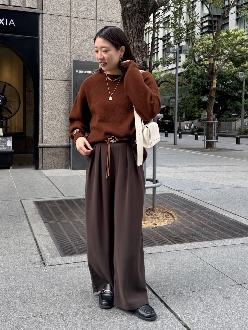 ブラウン系のニット/セーター、ブラウン系のスラックス、ブラウン系のベルトを着用したレディースの秋コーディネートの5枚目の写真