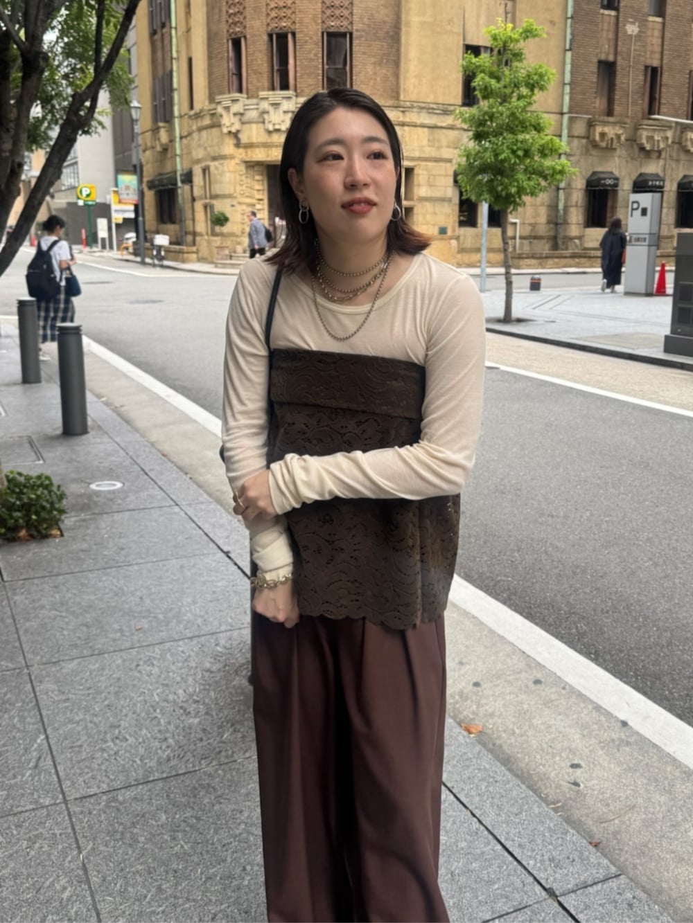 ホワイト系のTシャツ/カットソー、ブラック系のショルダーバッグ、ブラウン系のその他パンツを着用したレディースの秋コーディネートの5枚目の写真