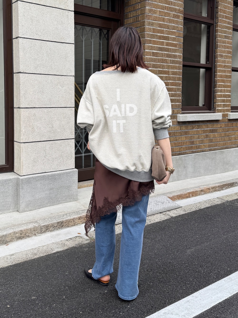 グレー系のTシャツ/カットソー、ブラウン系のキャミソール、ブルー系のデニムパンツを着用したレディースの冬コーディネートの3枚目の写真