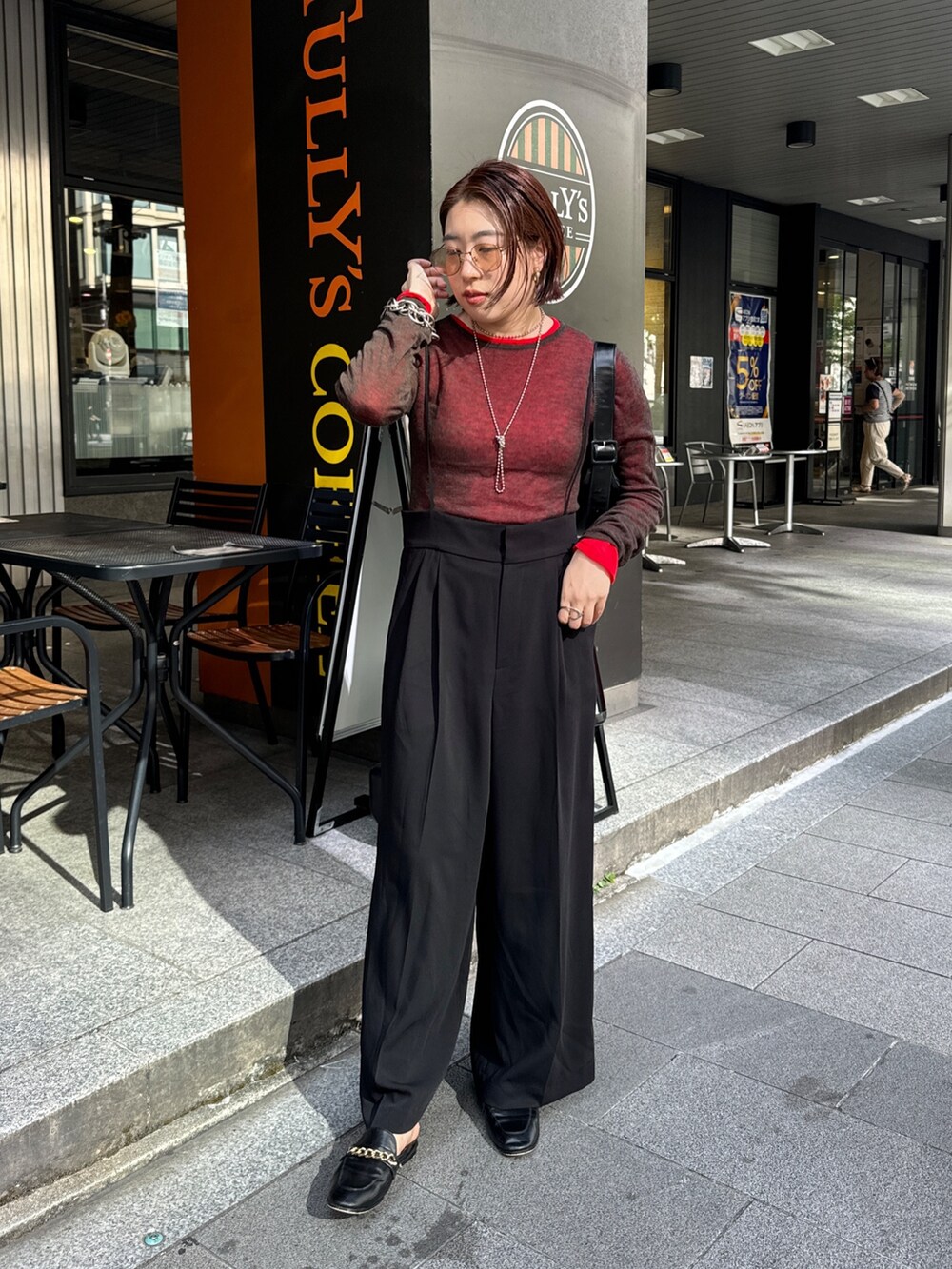 ブラック系のその他パンツ、グリーン系のその他アウター、レッド系のニット/セーターを着用したレディースの秋コーディネートの8枚目の写真