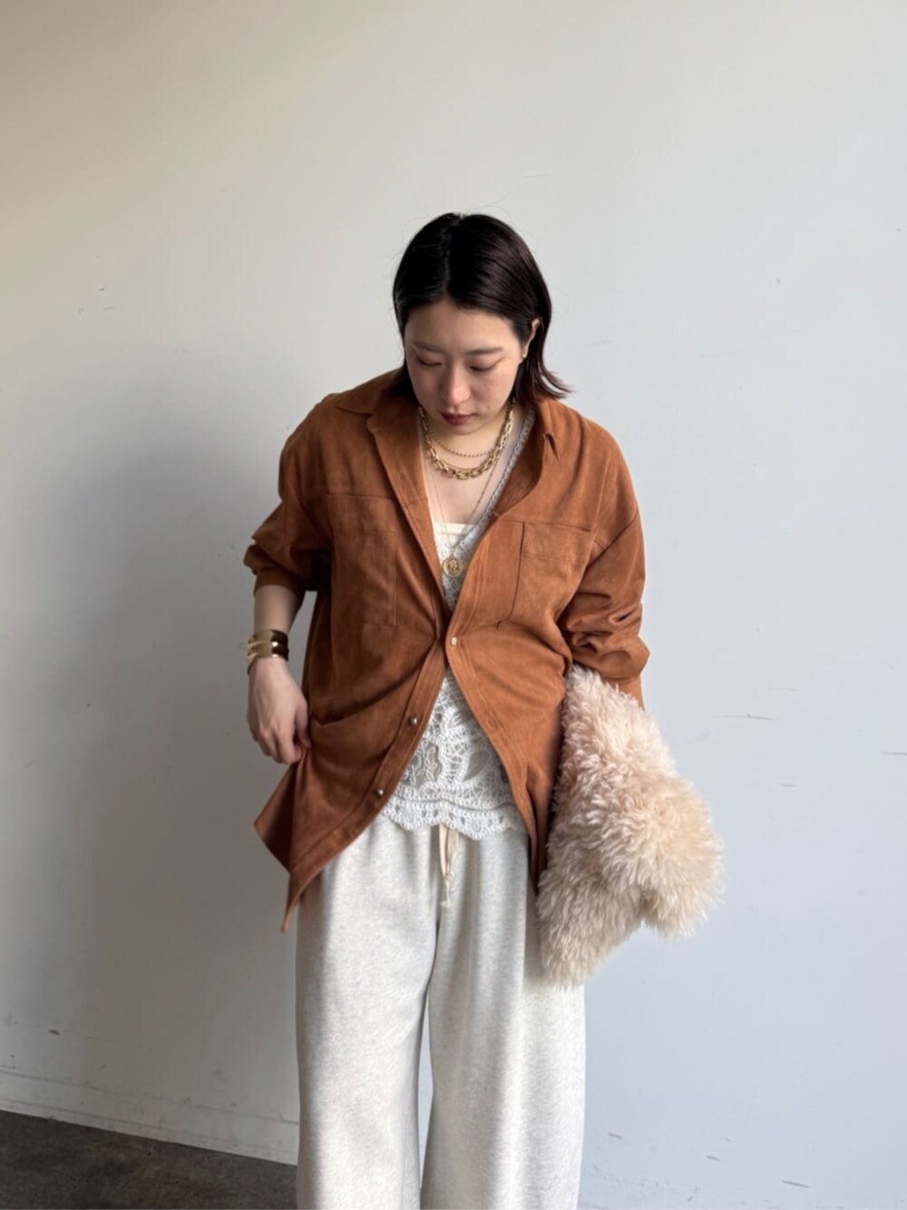 ホワイト系のその他パンツ、イエロー系のシャツ/ブラウス、ホワイト系のシャツ/ブラウスを着用したレディースの秋コーディネートの8枚目の写真