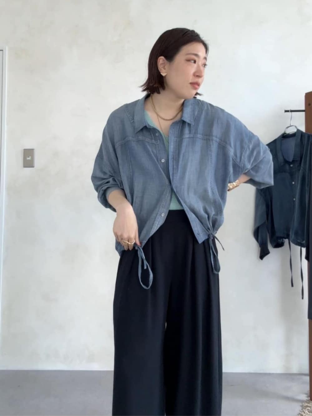 ブルー系のスラックス、ブルー系のシャツ/ブラウスを着用したレディースの夏コーディネートの4枚目の写真