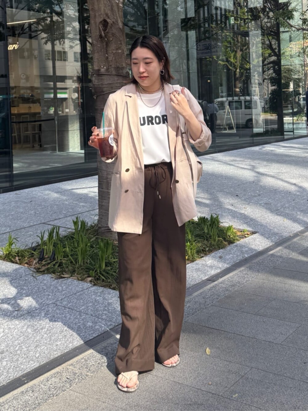 ホワイト系のショルダーバッグ、ホワイト系のシャツ/ブラウス、ブラウン系のその他パンツを着用したレディースの春コーディネートの5枚目の写真