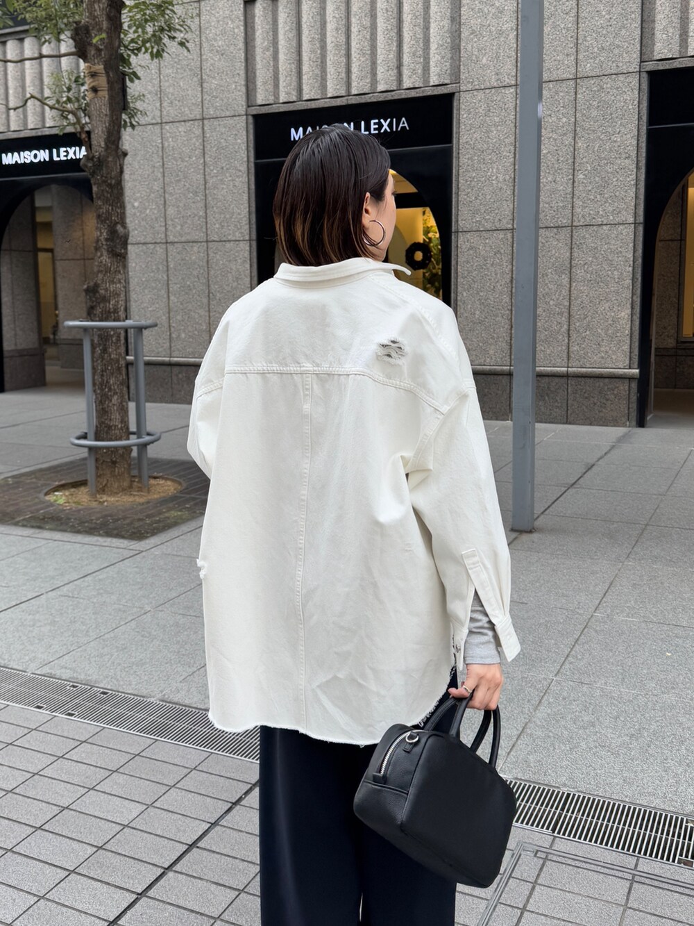 グリーン系のその他アウター、ブラック系のシャツ/ブラウス、グレー系のTシャツ/カットソーを着用したレディースの冬コーディネートの8枚目の写真