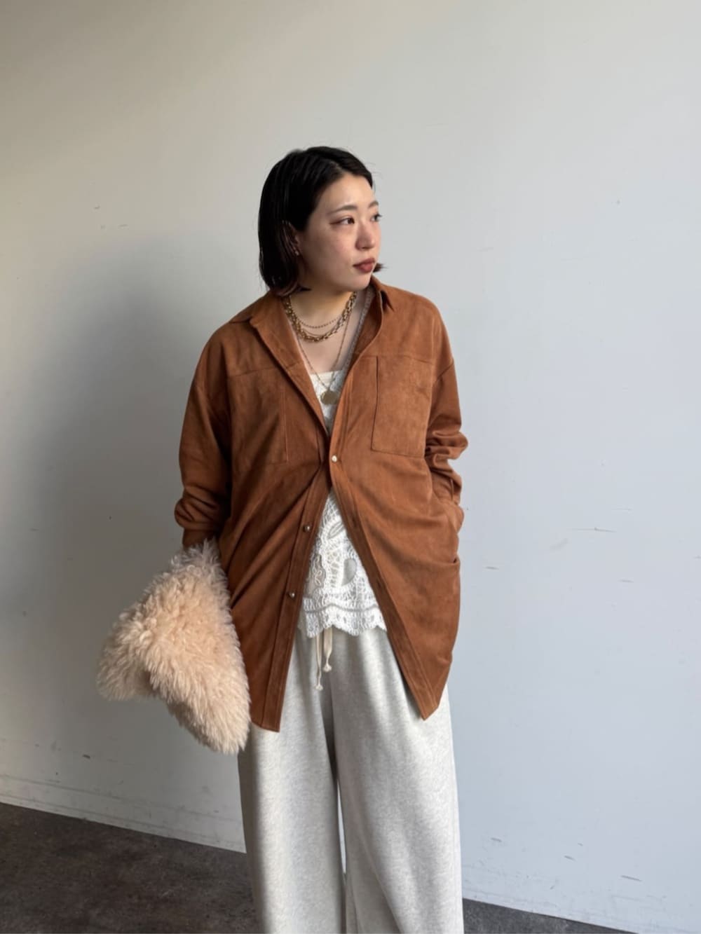 ホワイト系のその他パンツ、イエロー系のシャツ/ブラウス、ホワイト系のシャツ/ブラウスを着用したレディースの秋コーディネートの7枚目の写真