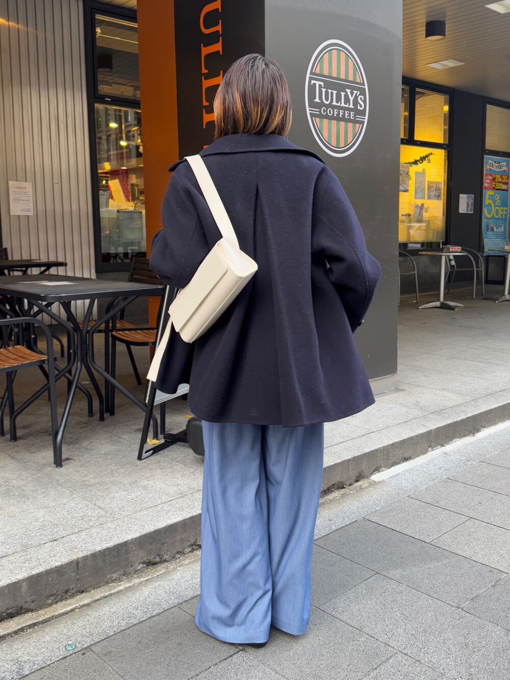 ブルー系のその他パンツ、ブルー系のその他アウター、グレー系のニット/セーターを着用したレディースの冬コーディネートの5枚目の写真