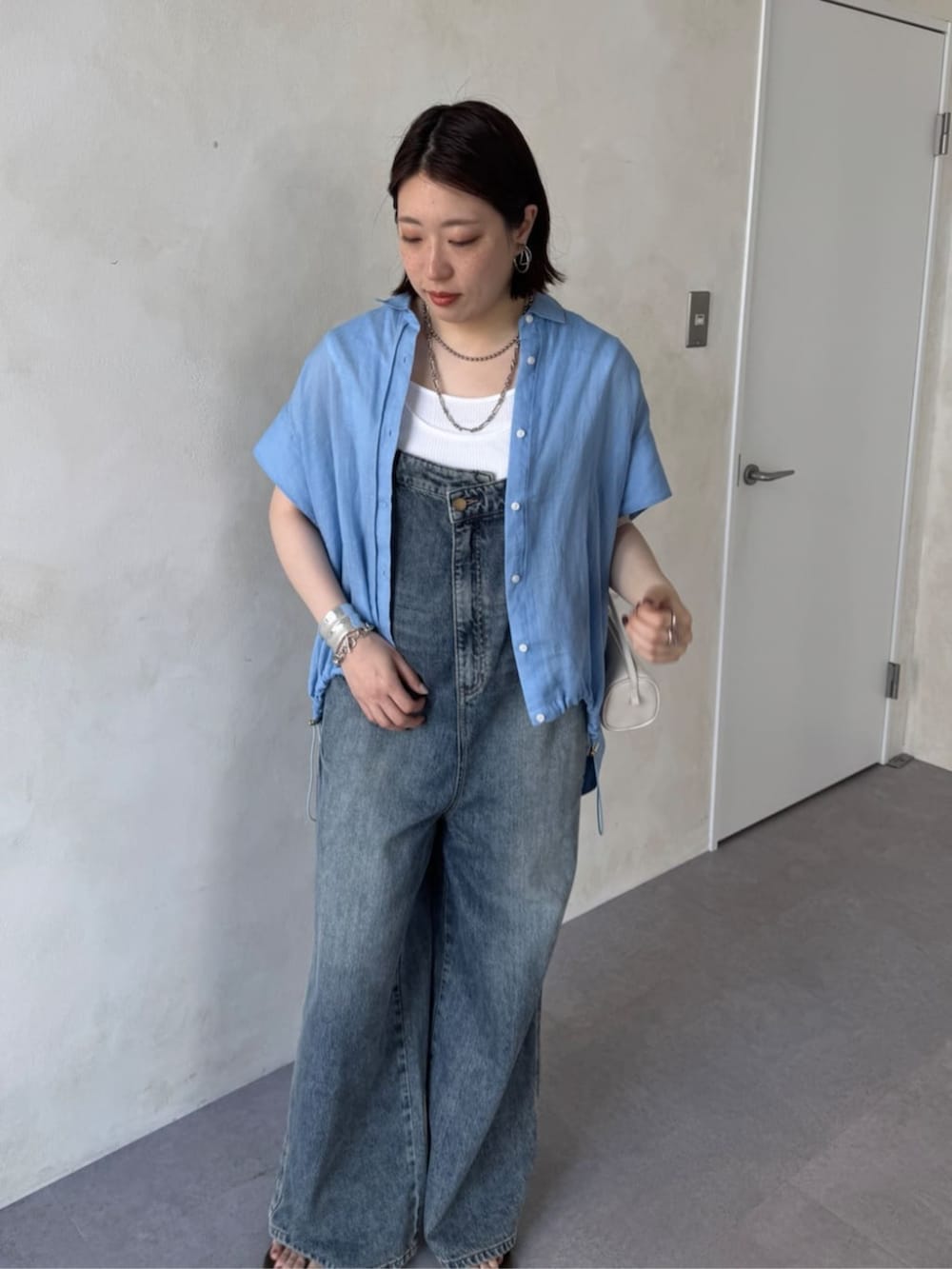 ブルー系のつなぎ/オールインワン、ブルー系のシャツ/ブラウスを着用したレディースの春コーディネートの5枚目の写真