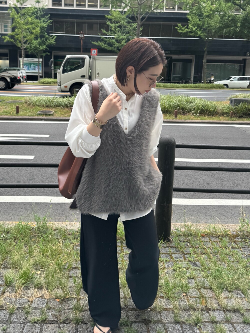 グレー系のニット/セーター、ブラック系のその他パンツ、ブラウン系のショルダーバッグを着用したレディースの夏コーディネートの6枚目の写真