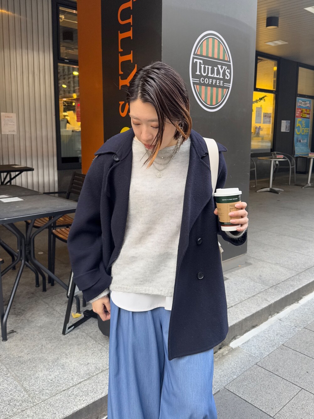 ブルー系のその他パンツ、ブルー系のその他アウター、グレー系のニット/セーターを着用したレディースの冬コーディネートの6枚目の写真