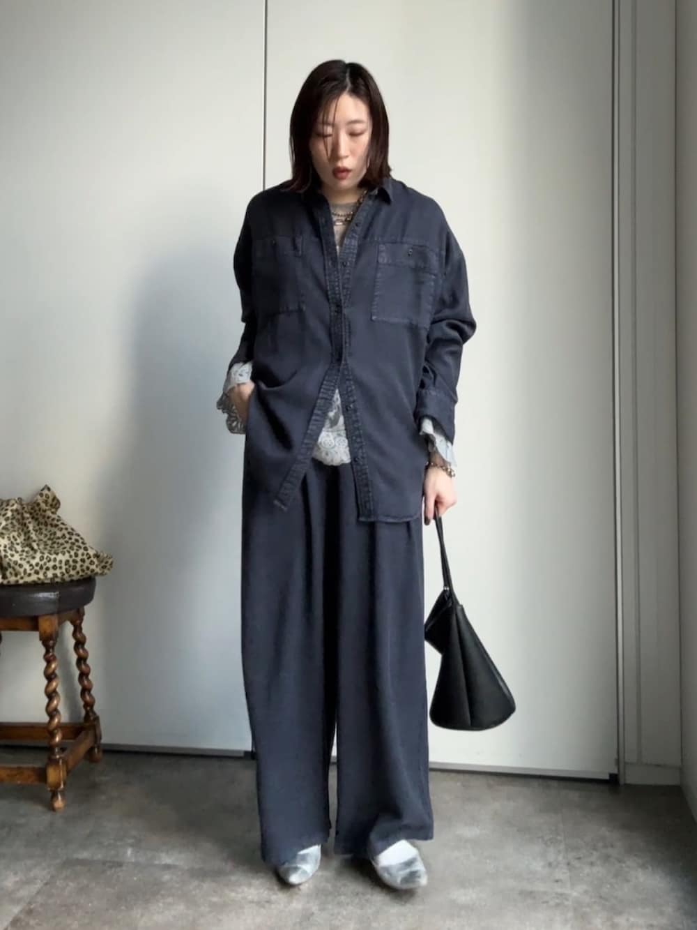 グレー系のシャツ/ブラウス、ブルー系のシャツ/ブラウス、ブルー系のその他パンツを着用したレディースの冬コーディネートの2枚目の写真