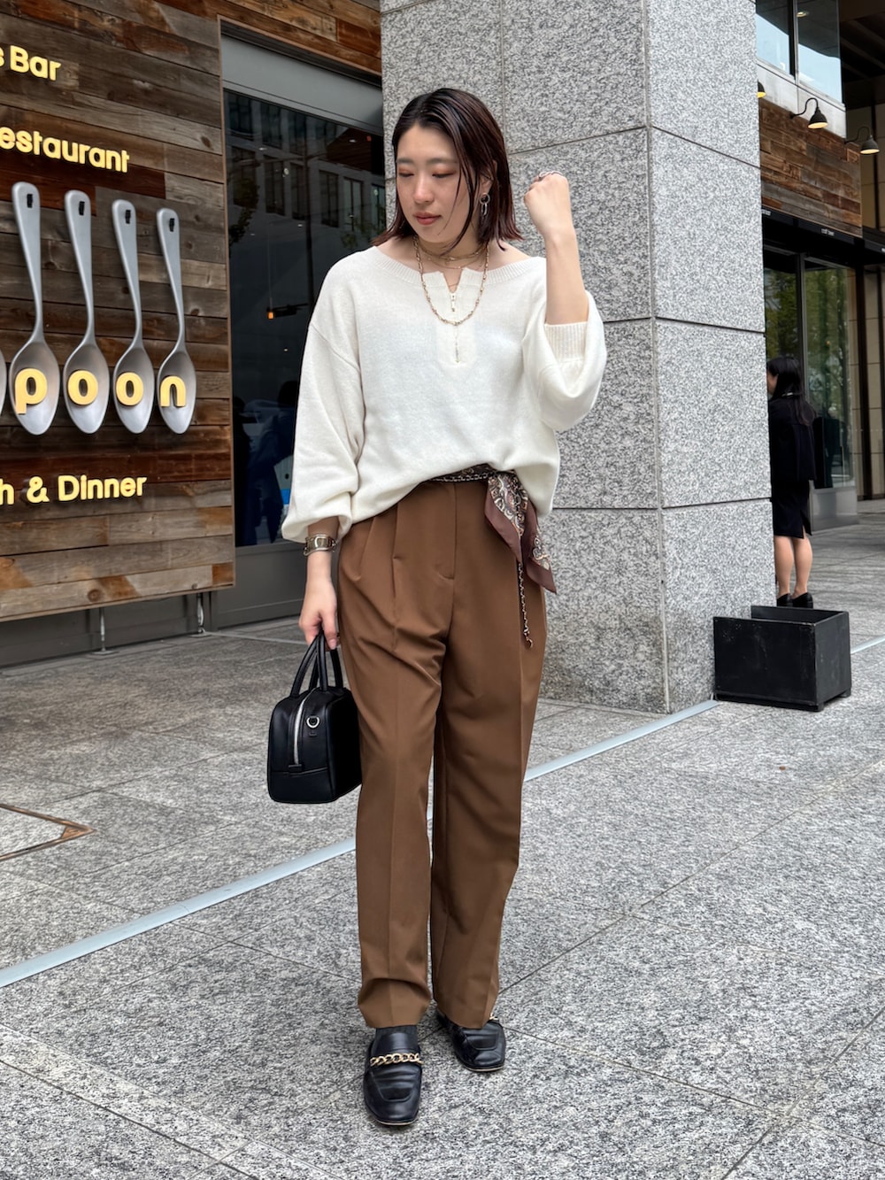 ブラウン系のその他パンツ、グレー系のその他アウター、ホワイト系のニット/セーターを着用したレディースの冬コーディネートの7枚目の写真