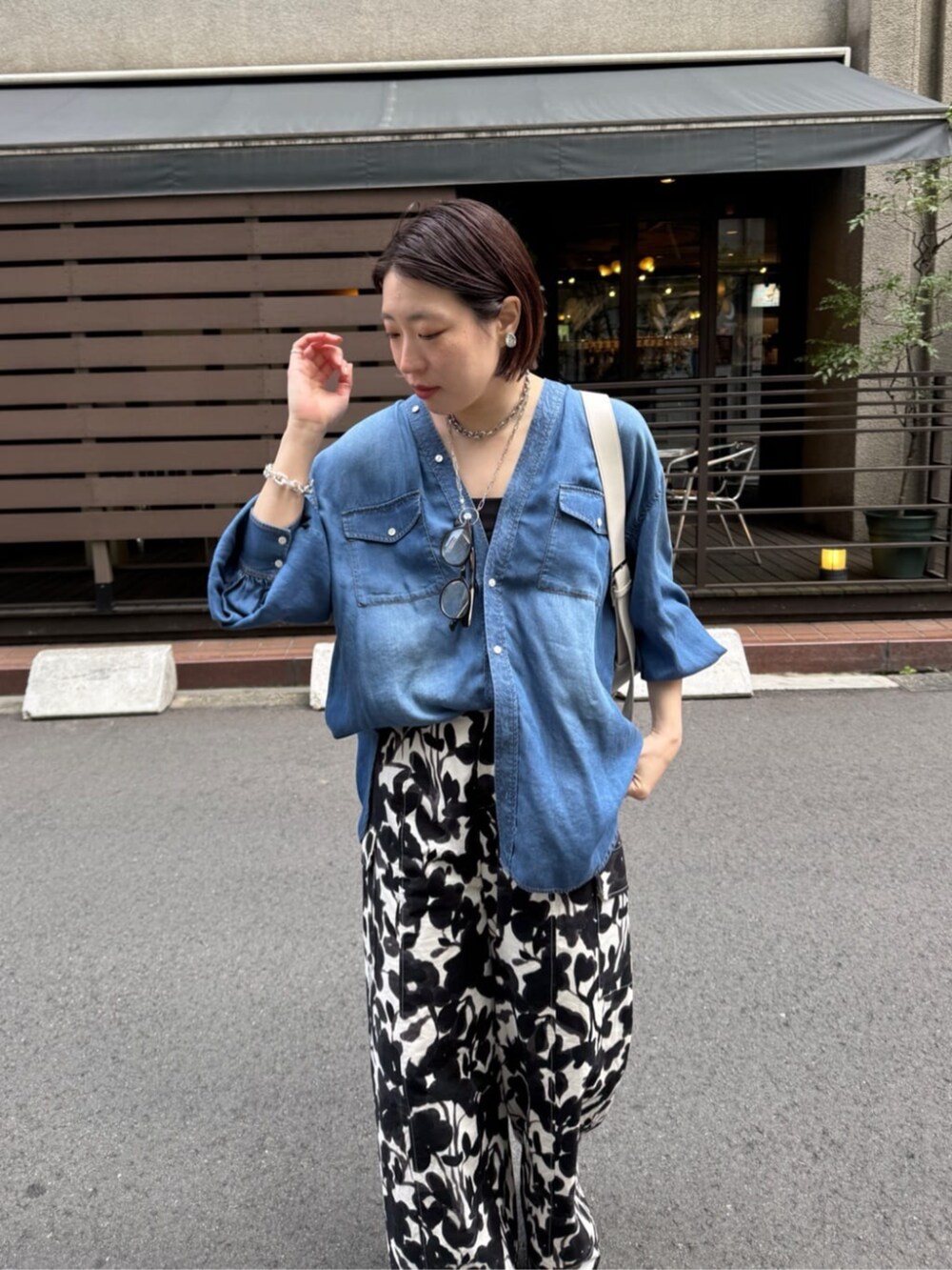 ホワイト系のその他パンツ、ブルー系のシャツ/ブラウスを着用したレディースの春コーディネートの3枚目の写真