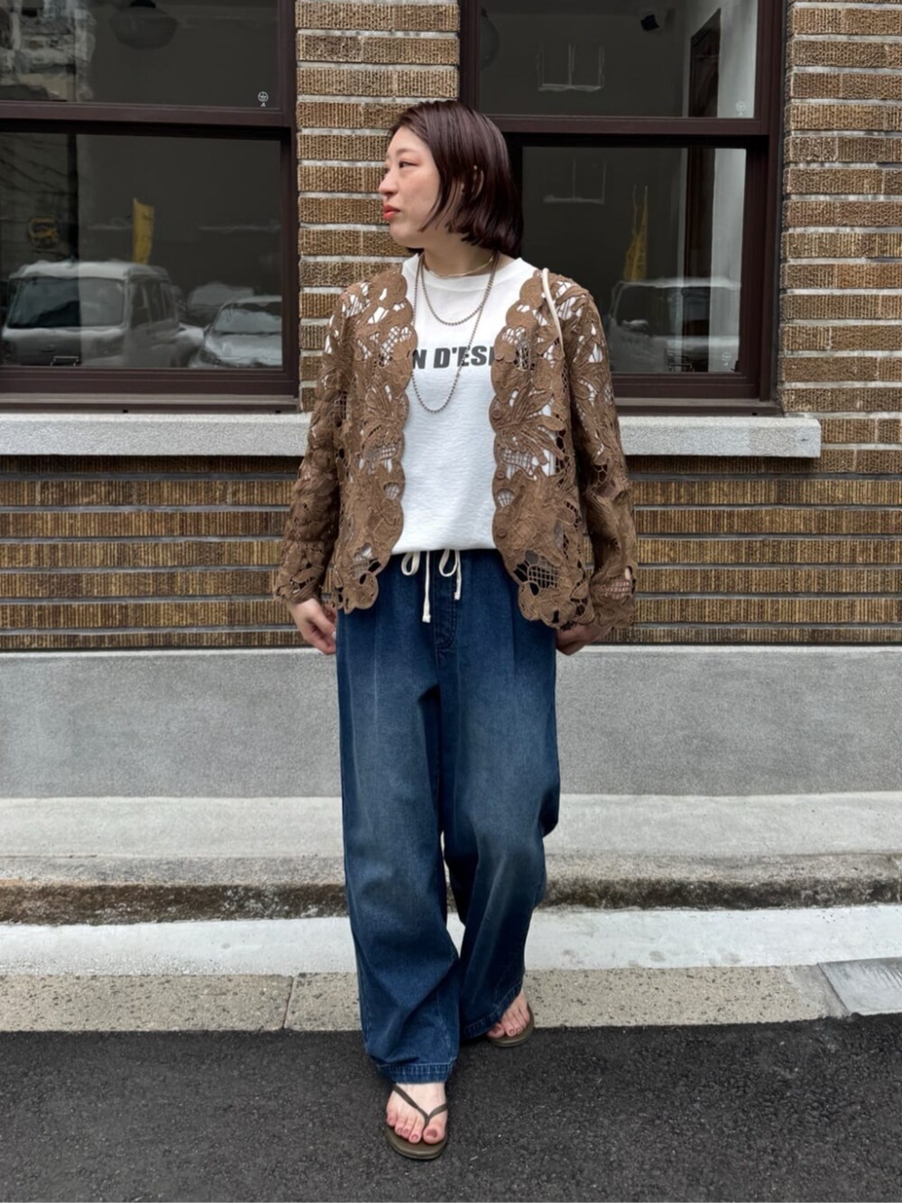 ブルー系のデニムパンツ、ホワイト系のシャツ/ブラウス、ブラウン系のシャツ/ブラウスを着用したレディースの春コーディネートの5枚目の写真