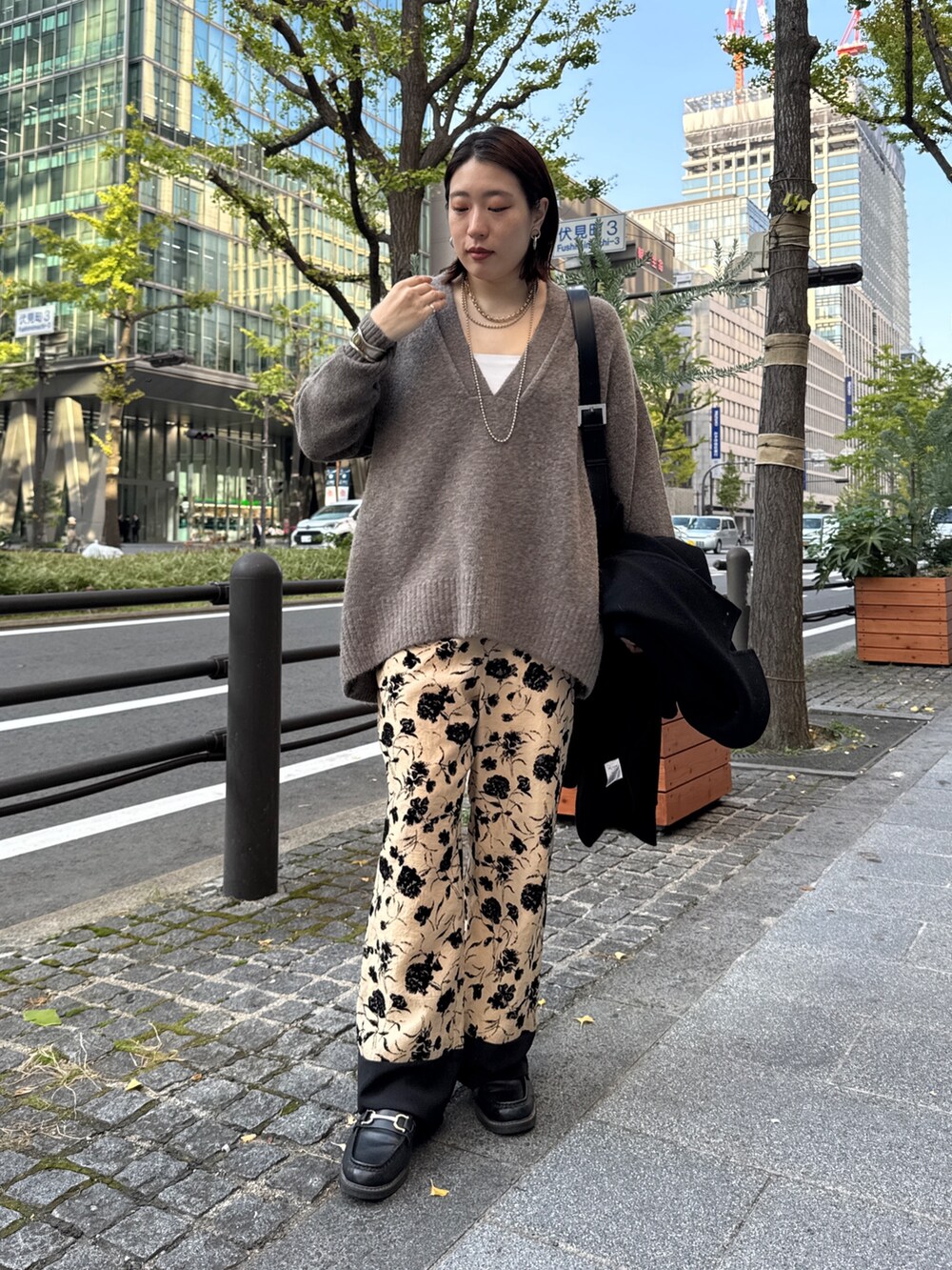 ホワイト系のその他アウター、ベージュ系のニット/セーター、ベージュ系のその他パンツを着用したレディースの秋コーディネートの8枚目の写真