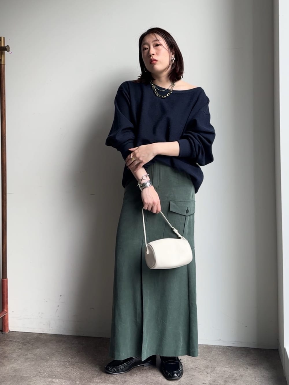 グリーン系のスカート、ブルー系のTシャツ/カットソーを着用したレディースの冬コーディネートの3枚目の写真