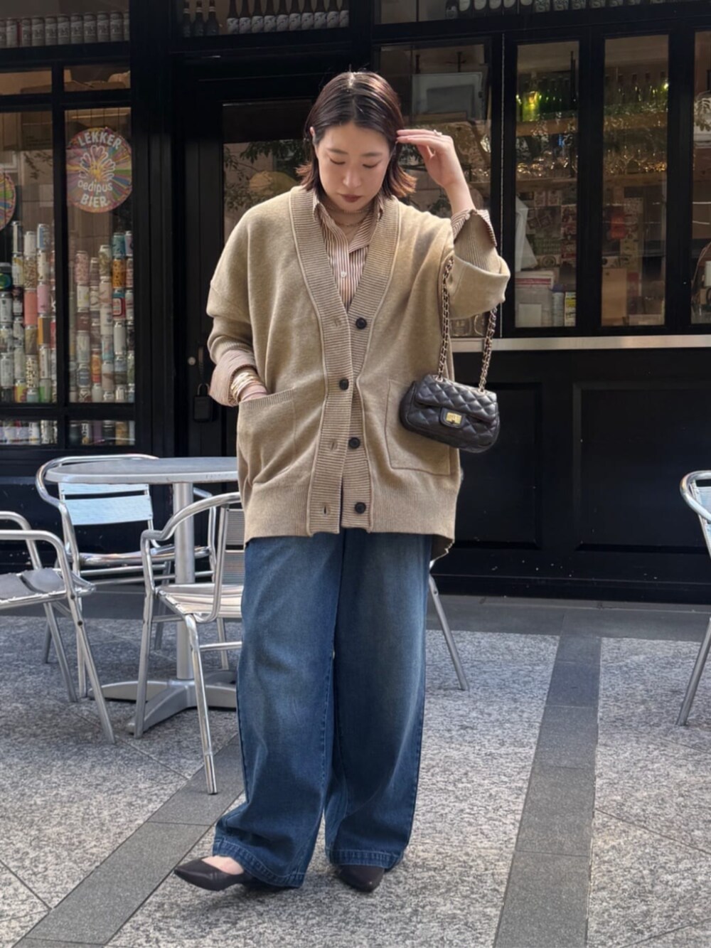 ブラウン系のショルダーバッグ、ブラウン系のシャツ/ブラウス、ブラウン系のパンプスを着用したレディースの秋コーディネートの3枚目の写真