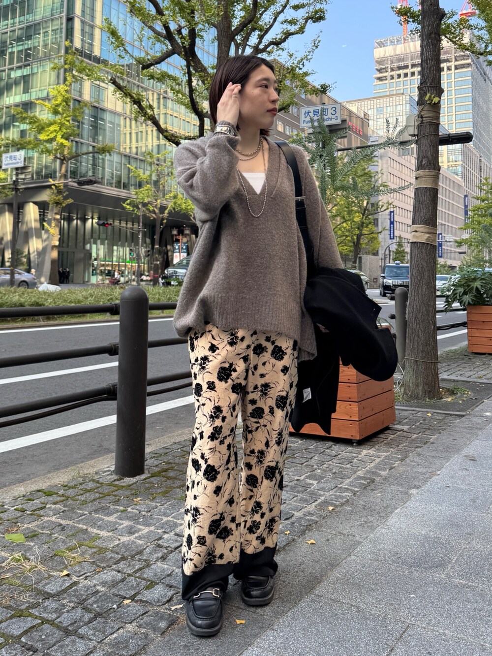 ホワイト系のその他アウター、ベージュ系のニット/セーター、ベージュ系のその他パンツを着用したレディースの秋コーディネートの6枚目の写真