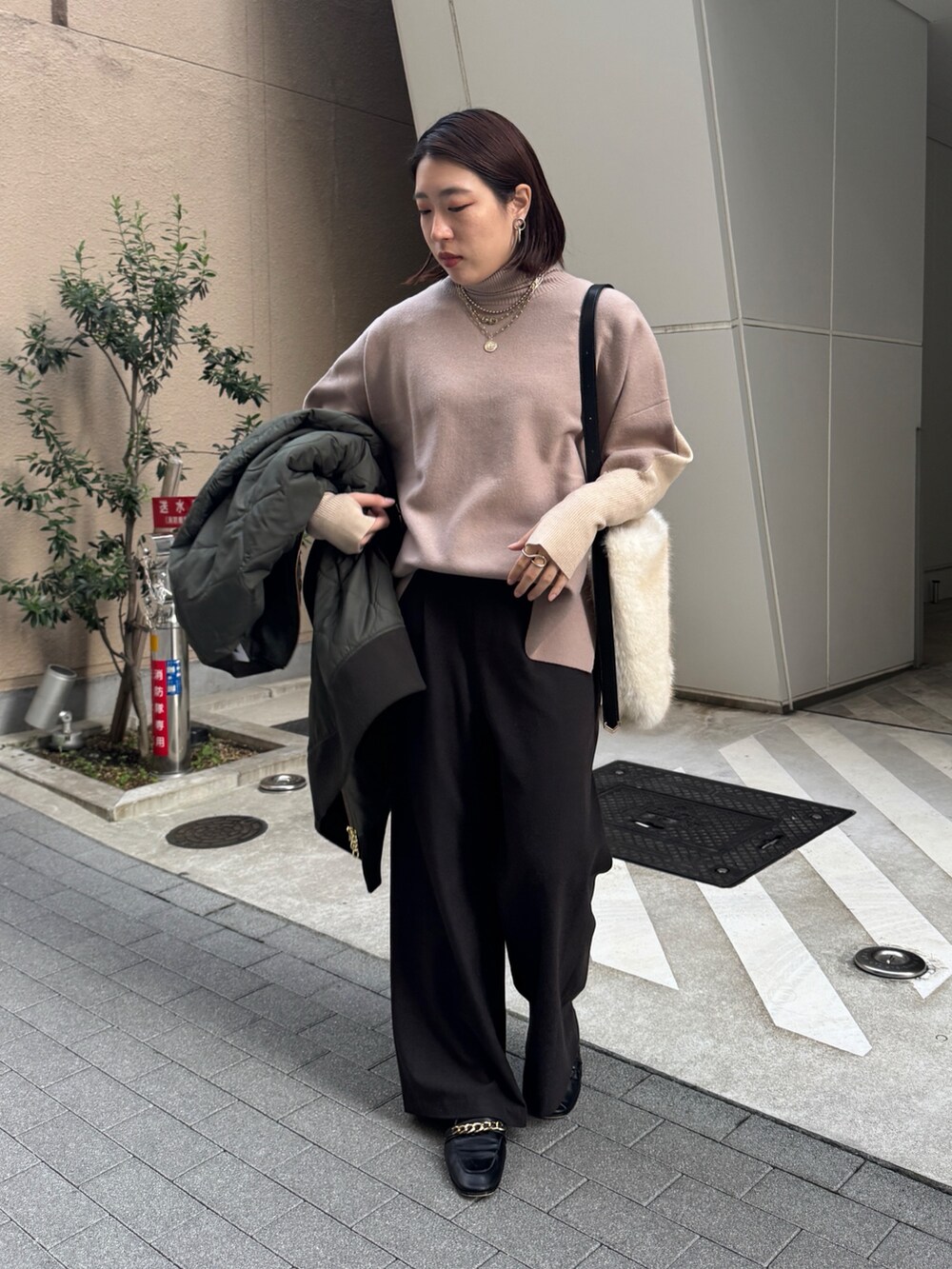 グリーン系のその他アウター、ベージュ系のニット/セーター、ブラウン系のその他パンツを着用したレディースの冬コーディネートの7枚目の写真