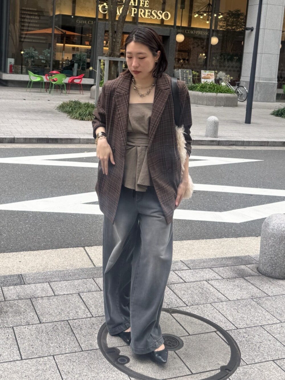 グリーン系のシャツ/ブラウス、ブラック系のその他パンツ、ブラウン系のテーラードジャケットを着用したレディースの秋コーディネートの5枚目の写真