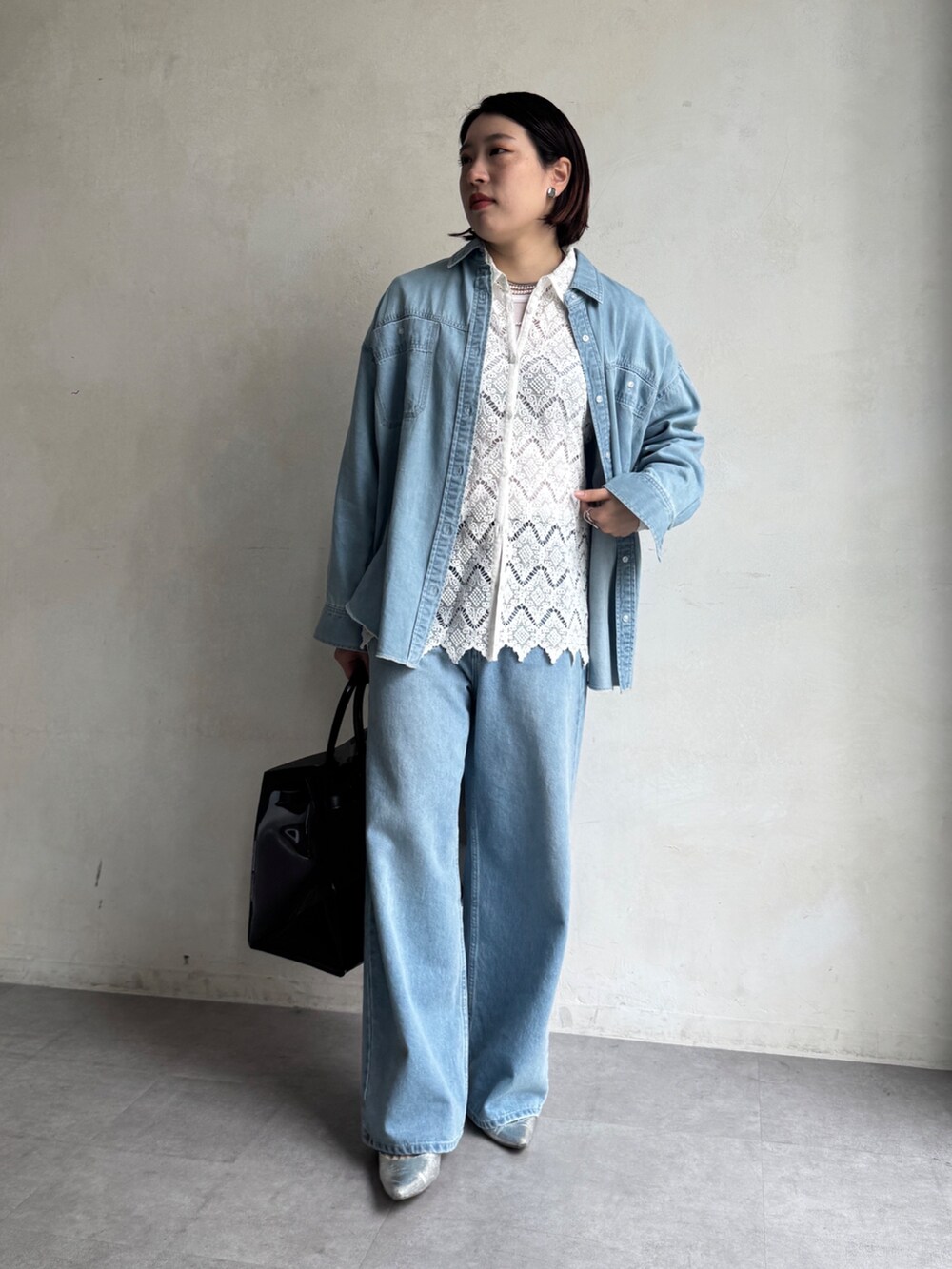 ブルー系のデニムパンツ、ブルー系のシャツ/ブラウス、ホワイト系のシャツ/ブラウスを着用したレディースの冬コーディネートの6枚目の写真