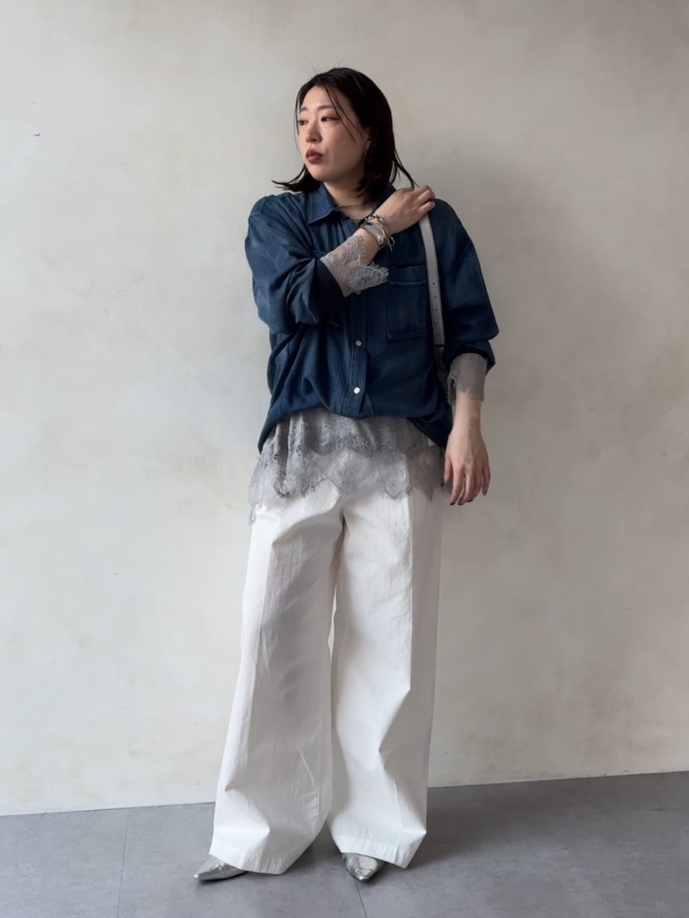 グレー系のTシャツ/カットソー、ブルー系のシャツ/ブラウスを着用したレディースの冬コーディネートの2枚目の写真