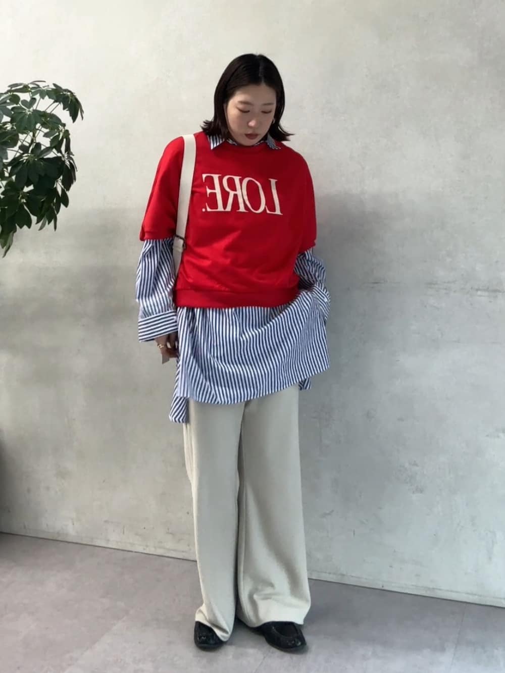 ブルー系のシャツ/ブラウス、レッド系のTシャツ/カットソー、ベージュ系のその他パンツを着用したレディースの春コーディネートの6枚目の写真