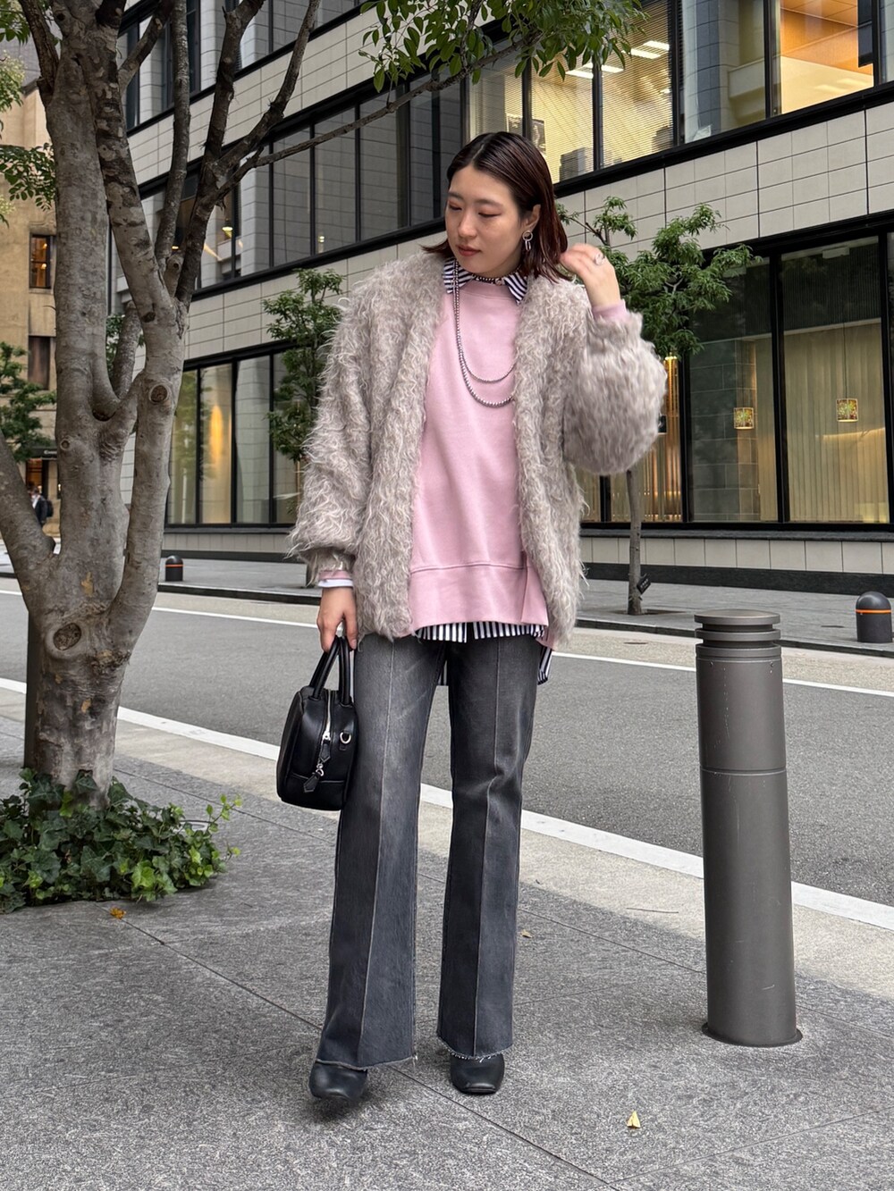 ピンク系のTシャツ/カットソー、ブルー系のシャツ/ブラウス、ブラック系のデニムパンツを着用したレディースの秋コーディネートの3枚目の写真