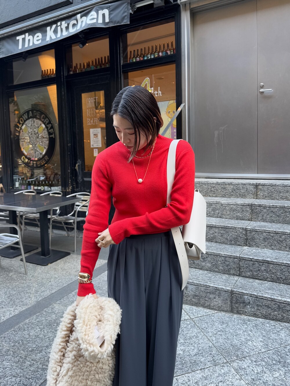 グレー系のスラックス、ホワイト系のショルダーバッグ、ベージュ系のカーディガン/ボレロを着用したレディースの冬コーディネートの9枚目の写真