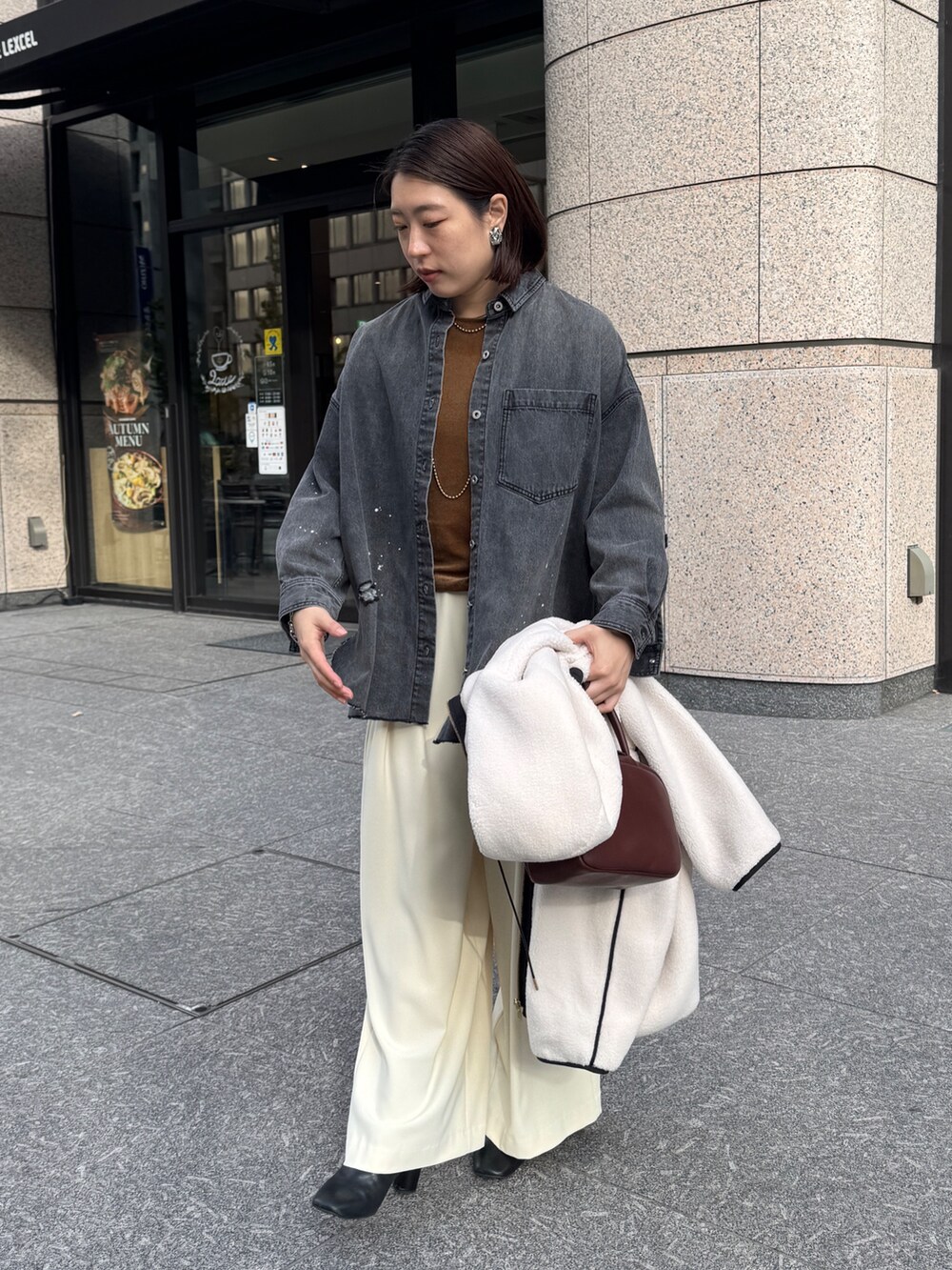 ホワイト系のその他アウター、ブルー系のシャツ/ブラウス、ブラウン系のTシャツ/カットソーを着用したレディースの秋コーディネートの8枚目の写真