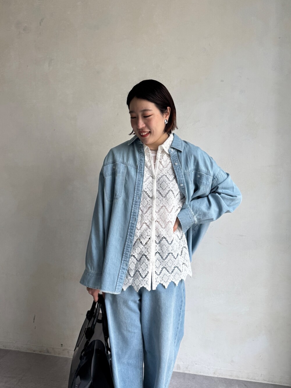 ブルー系のデニムパンツ、ブルー系のシャツ/ブラウス、ホワイト系のシャツ/ブラウスを着用したレディースの冬コーディネートの7枚目の写真