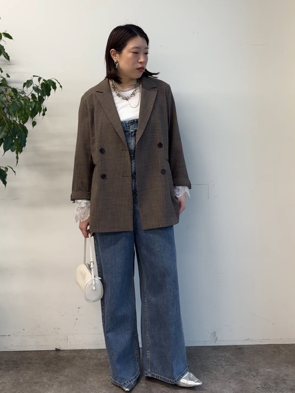 ホワイト系のTシャツ/カットソー、ブラウン系のテーラードジャケットを着用したレディースの冬コーディネートの3枚目の写真