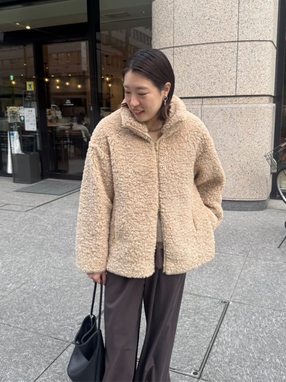 ブラウン系のシャツ/ブラウス、ブラウン系のその他パンツ、ベージュ系のニット/セーターを着用したレディースの秋コーディネートの2枚目の写真