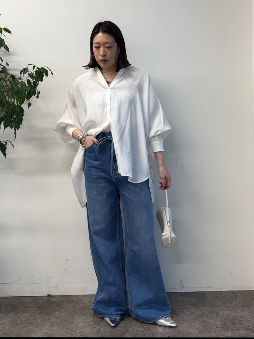 ホワイト系のシャツ/ブラウス、ブルー系のデニムパンツを着用したレディースの冬コーディネートの5枚目の写真