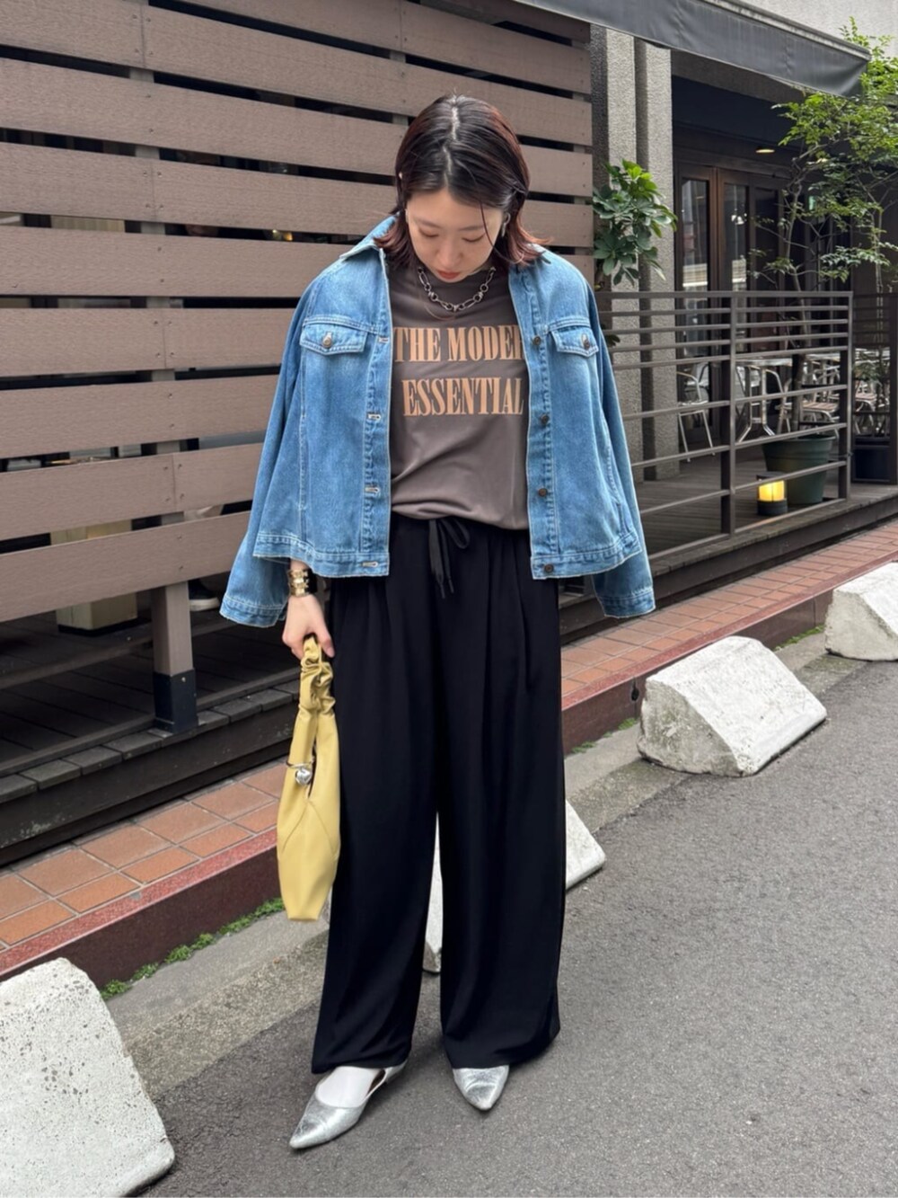 ブルー系のその他アウター、ブラウン系のTシャツ/カットソー、ブラック系のその他パンツを着用したレディースの春コーディネートの5枚目の写真