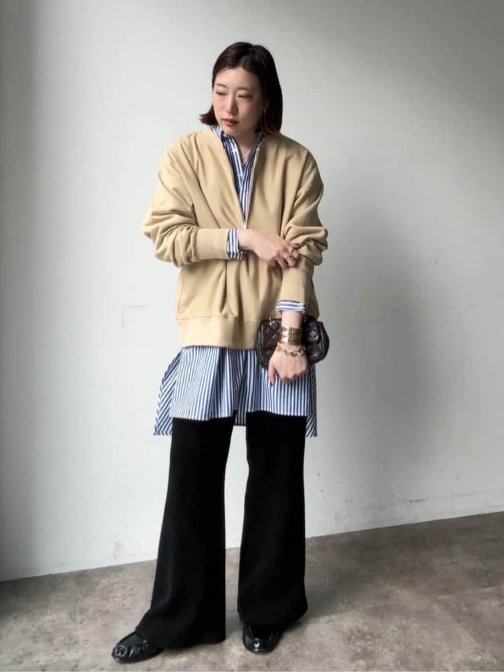 ブルー系のシャツ/ブラウス、ブラック系のその他パンツ、ブラック系のスウェットを着用したレディースの冬コーディネートの3枚目の写真